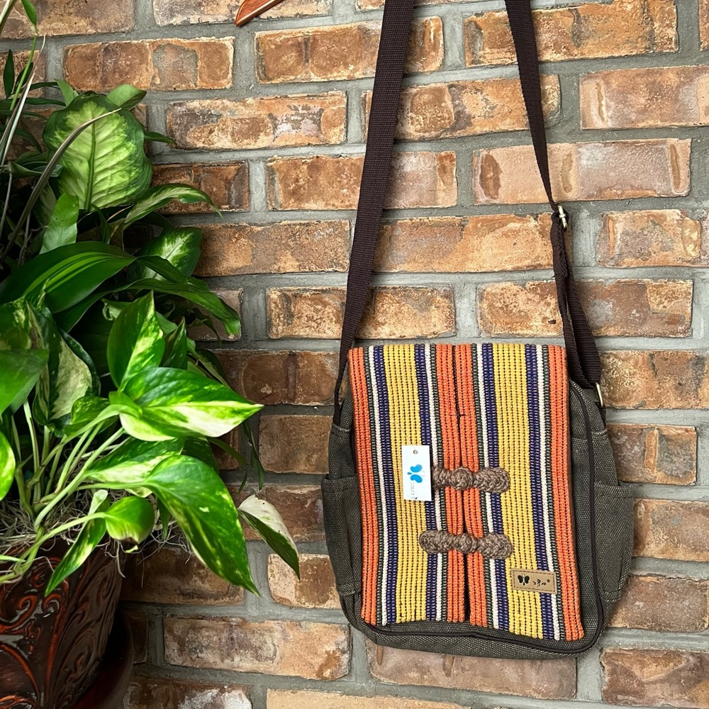 BNWT XIU TOTE STYLE BAG WITH VELCRO FLAP AND 6 POCKETS! - Picture 4 of 8